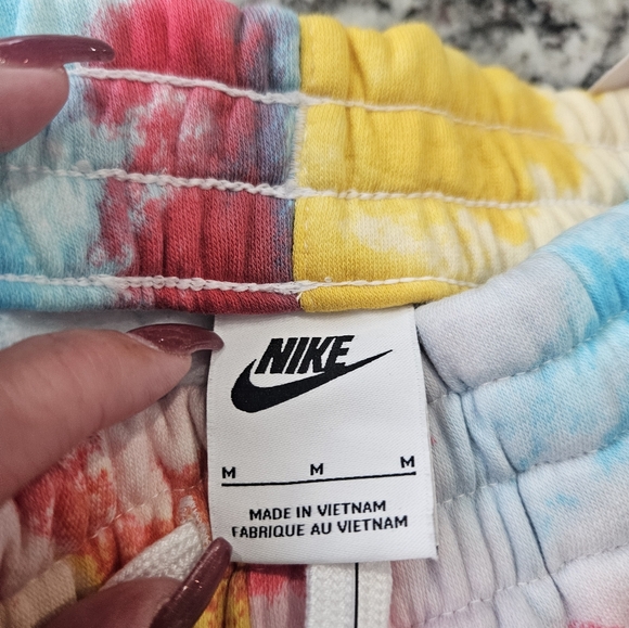 Nike Boys medium shorts new with tags - Picture 3 of 3